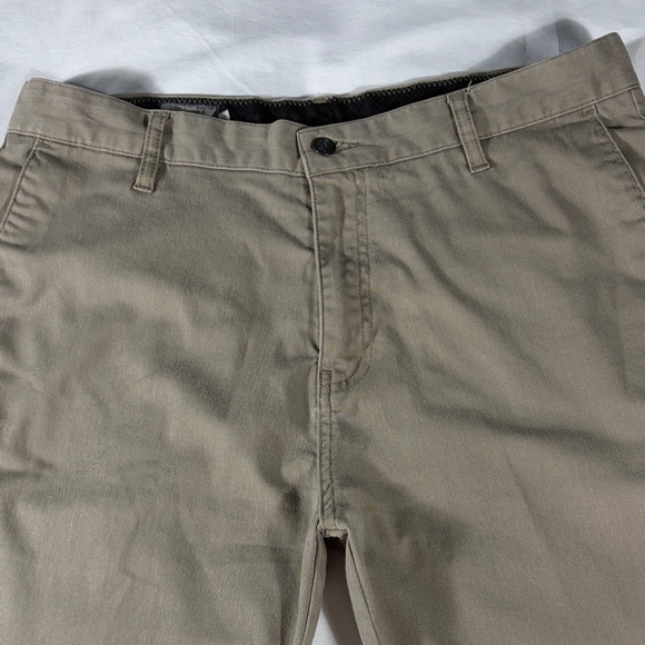 Volcom mens dark khaki basic flat front 10.5" inseam chino shorts - size 34 - Picture 1 of 12